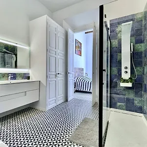 Picasso's Deluxe Puerta Apartment